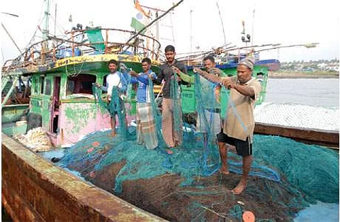 தமிழக மீனவர்கள் 18 பேர் சிறைபிடிப்பு.!