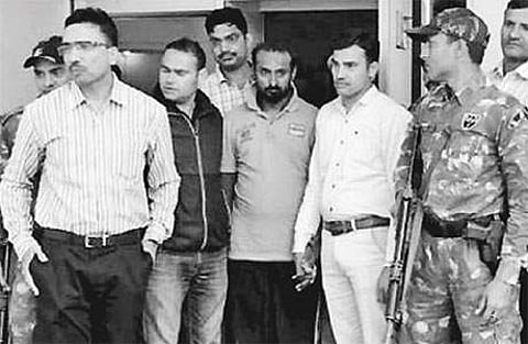 தீவிரவாத தடுப்புப் பிரிவு போலீஸாரால் கைது செய்யப்பட்டு, அழைத்துச் செல்லப்பட்ட முகம்மது இக்பால்.