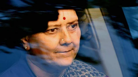 பரப்பன அக்ரஹாரா சிறையில் சசிகலாவின் பக்கத்து அறை கைதி 'சயனைடு' மல்லிகா சிறை மாற்றம்!
