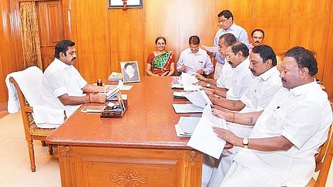 அரசு ஊழியர்களுக்கான 7 -ஆவது ஊதியக் குழு பரிந்துரைகளை  தமிழக அரசுப் பணியாளர்களுக்கு செயல்முறைபடுத்துவது குறித்து  தலைமைச் செயலகத்தில் முதல்வர் எடப்பாடி கே.பழனிசாமி தலைமையில்  புதன்கிழமை நடைபெற்ற ஆலோசனை