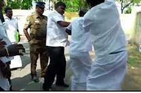 சசிகலாவின் போஸ்டரைக் கிழித்தவரை அடிக்கும் அமைச்சர்: வைரல் வீடியோ