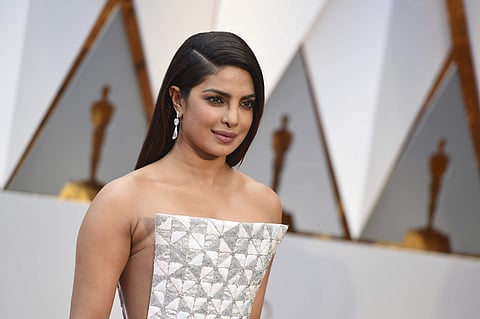 ஆடை விமரிசனம்: கவலைப்படாத ப்ரியங்கா சோப்ரா!