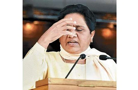 அதிகாரத்துக்காக சுயமரியாதையை விற்கத் துணிந்தவர்: மாயாவதியைவிமர்சித்த பாஜக பெண் எம்.எல்.ஏ