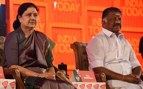 இரட்டை இலை சின்னம் யாருக்கு? சசிகலா, ஓபிஎஸ் இருவருக்கும் தேர்தல் ஆணையம் நோட்டீஸ்