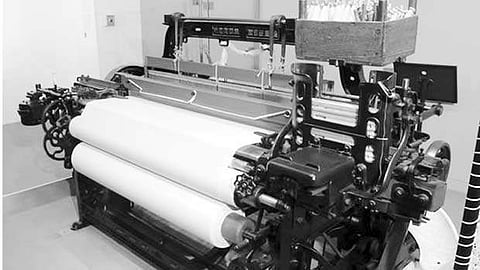 நிசப்தமாகும் விசைத்தறிகள்: அரசு உதவியை எதிர்பார்க்கும் நெசவாளர்கள்