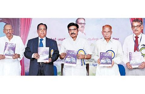 எஸ்.ஆர்.எம். பல்கலைக்கழகத்தில் நடைபெற்ற வேந்தர் நெறி காலாண்டிதழ் வெளியீட்டு விழாவில் (இடமிருந்து) கவிஞர் பொன்னடியான், வி.ஜி.சந்தோஷம், வேந்தர் டி.ஆர். பாரிவேந்தர்,