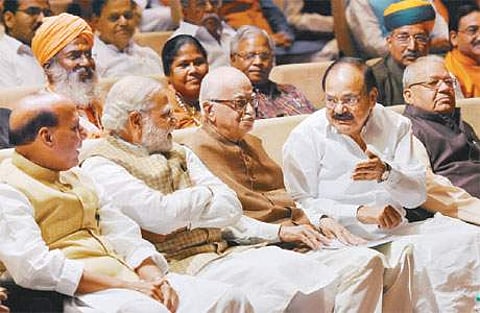 நாடாளுமன்ற பாஜக எம்.பி.க்கள் கூட்டத்தில் பங்கேற்ற பிரதமர் நரேந்திர மோடி, பாஜக மூத்த தலைவர் எல்.கே.அத்வானி, மத்திய அமைச்சர்கள் வெங்கய்ய நாயுடு, ராஜ்நாத் சிங் உள்ளிட்டோர்.