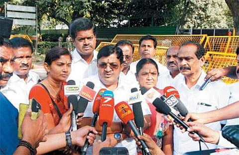 மத்திய உள்துறை அமைச்சர் ராஜ்நாத் சிங்கை அவரது வீட்டில் செவ்வாய்க்கிழமை சந்தித்த பிறகு செய்தியாளர்களுக்கு ஓபிஎஸ் ஆதரவு எம்.பி.க்களுடன் பேட்டியளிக்கும் மாநிலங்களவை உறுப்பினர் டாக்டர் வா.மைத்ரேயன்.