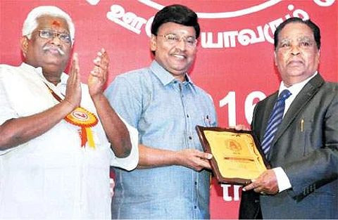 சென்னையில் வெள்ளிக்கிழமை நடைபெற்ற தமிழ்நாடு சுற்றுலா விருது வழங்கும் விழாவில் வாழ்நாள் சாதனையாளர் விருதை வி.ஜி.பி. குழுமத் தலைவர் வி.ஜி.சந்தோஷத்துக்கு வழங்குகிறார் திரைப்பட இயக்குநர் கே.பாக்யராஜ்.