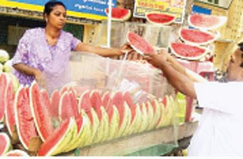 கொளுத்தும் வெயில்: இளநீர், பழச்சாறு விற்பனை அமோகம் குளிர்பான விற்பனை 48 சதவீதம் சரிவு