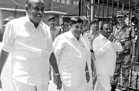 தில்லியில் தலைமைத் தேர்தல் ஆணையத்தில் மனு அளித்து விட்டு வரும் ஓ. பன்னீர்செல்வம் ஆதரவு தலைவர்கள் மாநிலங்களவை உறுப்பினர் வா. மைத்ரேயன், முன்னாள் அமைச்சர்கள் நத்தம் விஸ்வநாதன், கே.பி. முனுசாமி,