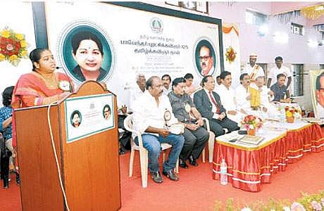 விழாவில், பேசிய மாவட்ட ஆட்சியர் எ. சுந்தரவல்லி. உடன், பாவேந்தர் பாரதிதாசனின் பெயரன் கோ. பாரதி, கூட்டத்தில் பங்கேற்ற கவிஞர்கள்.