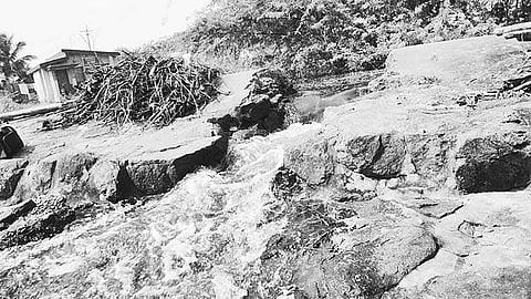 ஏரிக்கரை உடைந்து வெளியேறும் மழை நீர் (கோப்புப் படம்).