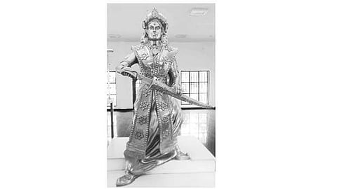 மணிமண்டபத்தில் உள்ள ராணி வேலுநாச்சியாரின் வெண்கல உருவச் சிலை