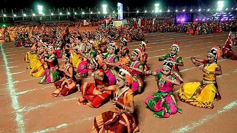 கின்னஸ் சாதனை முயற்சி: ஒரே நேரத்தில் குச்சிப்புடி நடனம் ஆடிய 7000 மாணவிகள்!
