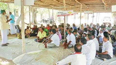 நெடுவாசலில் போராட்டத்தில் ஈடுபட்ட மக்கள்.