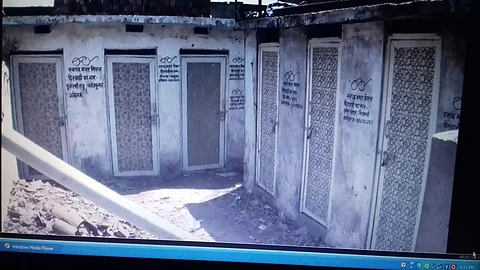தூய்மை இந்தியா கழிப்பறைகள் வறுமைக் கோட்டுக்கு கீழுள்ள ஏழைகளுக்கா? பணமிருந்தும் மனம் பிடியாத பணக்கார ஏழைகளுக்கா?