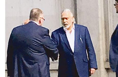 மத்திய அரசின் கோரிக்கையை ஏற்று ஸ்காட்லாந்து யார்டு போலீஸாரால் லண்டனில் செவ்வாய்க்கிழமை கைது செய்யப்பட்ட பிறகு, அங்குள்ள நீதிமன்றத்தில் தனது வழக்குரைஞர் மூலம் ஜாமீன் பெற்று சென்ற விஜய் மல்லையா.