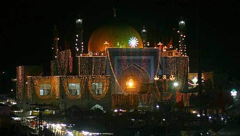 பாகிஸ்தானில் உள்ள தர்காவில் கொடூரம்: மயக்க மருந்து கொடுத்து 20 பேரை வெட்டிக் கொன்ற மனநோயாளி