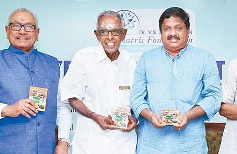 டாக்டர் வ.செ.நடராஜன் எழுதிய 'உணவு முறையை மாற்றுவோம் மற்றும் முதுமையை முறியடிப்போம்' (ஆங்கிலம்) குறுநூல் வெளியீட்டு விழாவில் மூத்த வழக்குரைஞர் ஆர்.காந்தி,