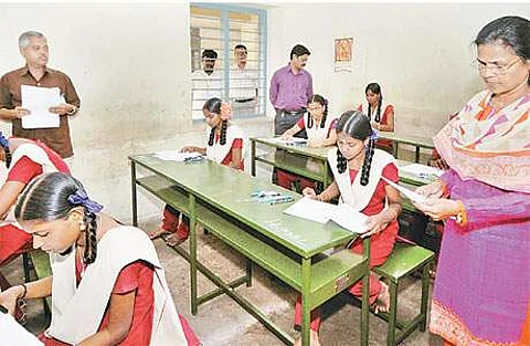 தமிழகம், புதுச்சேரியில் பிளஸ் 2 பொதுத் தோ்வு தொடங்கியது