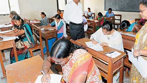 பணியில் உள்ள ஆசிரியா்களுக்கு சிறப்பு தகுதித் தோ்வு: பள்ளிக் கல்வித் துறை ஆலோசனை