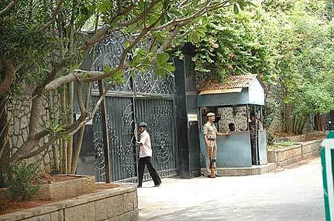 போயஸ் கார்டன் முதல் கொடநாடு வரை... தொடரும் தோட்ட மர்மம்