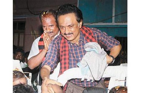 திமுக வேட்பாளர் என்.மருதுகணேஷை ஆதரித்து புதுவண்ணாரப்பேட்டை பகுதியில் வெள்ளிக்கிழமை பிரசாரத்தில் ஈடுபட்ட அக்கட்சியின் செயல் தலைவர் மு.க.ஸ்டாலின்.