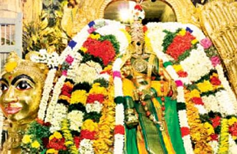 வில்லாபுரம் பாவக்காய் மண்டகப்படியில் இன்று சுவாமி, அம்மன் அருள்பாலிப்பு