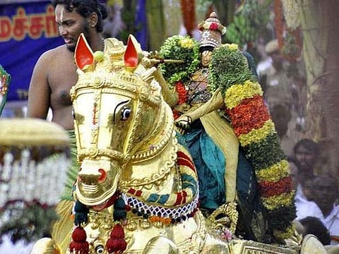 பச்சை பட்டு உடுத்தி ஆற்றில் இறங்கினார் கள்ளழகர்