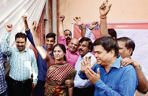 குல்பூஷணுக்கு விதிக்கப்பட்ட தூக்கு தண்டனையை நிறுத்தி வைத்து சர்வதேச நீதிமன்றம் பிறப்பித்த உத்தரவை மும்பையில் கொண்டாடும் நண்பர்கள்.