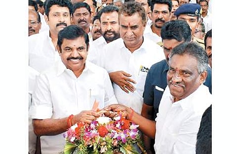 உதகை செல்லும் வழியில் கோவைக்கு வியாழக்கிழமை வந்த முதல்வர் எடப்பாடி கே.பழனிசாமிக்கு பூச்செண்டு கொடுத்து வரவேற்கும் எம்எல்ஏ அம்மன் கே.அர்ச்சுணன்