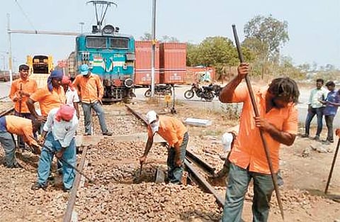 தடம்புரண்ட எஞ்சினை நிலைநிறுத்தும் பணியில் ஈடுபட்ட ஊழியர்கள்.