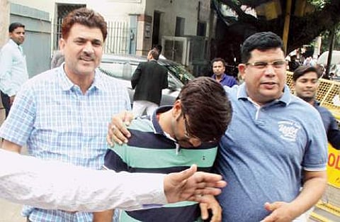 தில்லி தீஸ் ஹசாரி நீதிமன்றத்தில் வியாழக்கிழமை போலீஸாரால் ஆஜர்படுத்தப்பட்ட 'ஹவாலா' ஏஜெண்ட் லலித் குமார் என்ற பாபு பாய் (நடுவில்).