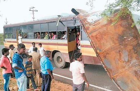 வாணியம்பாடி பகுதியில் பலத்த சூறைக் காற்றால் தூக்கி வீசப்பட்ட வெள்ளக்குட்டை நோக்கிச் சென்ற அரசுப் பேருந்தின் மேற்கூரை.