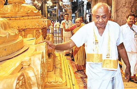 திருமலையில் உள்ள கொடி மரத்தை வணங்கியபடி ஏழுமலையானைத் தரிசிக்கச் சென்ற முன்னாள் பிரதமர் தேவேகௌடா.