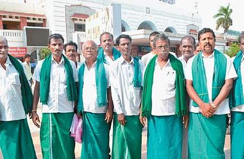 புதுதில்லி கூட்டத்தில் பங்கேற்பதற்காக திருச்சியிலிருந்து வியாழக்கிழமை புறப்பட்டுச் சென்ற தேசிய மற்றும் தென்னிந்திய நதிகள் இணைப்பு விவசாயிகள் சங்கத்தின் தலைவர் பி. அய்யாக்கண்ணு மற்றும் விவசாயிகள்.