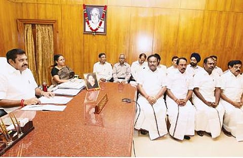 வறட்சி நிவாரணப் பணிகள், குடிநீர் திட்டப் பணிகள், குடிமராமத்து பணிகள் உள்ளிட்டவை குறித்து தலைமைச் செயலகத்தில் வியாழக்கிழமை காணொலிக் காட்சி மூலம் மாவட்ட ஆட்சியர்கள், உயர் அதிகாரிகளுடன் ஆலோசனை