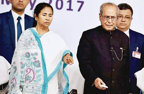 கொல்கத்தாவில் இந்திய கல்லீரல் மற்றும் செரிமான அறிவியல் நிறுவனத்தை தொடங்கி வைக்கும் குடியரசுத் தலைவர் பிரணாப் முகர்ஜி. உடன், மேற்கு வங்க முதல்வர் மம்தா பானர்ஜி. நாள்: வியாழக்கிழமை.