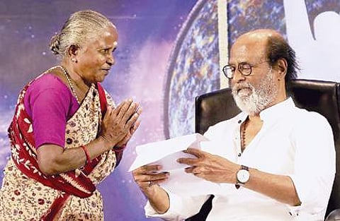 வயதான பெண் ரசிகையுடன் புகைப்படம் எடுத்துக் கொண்ட ரஜினிகாந்த்.