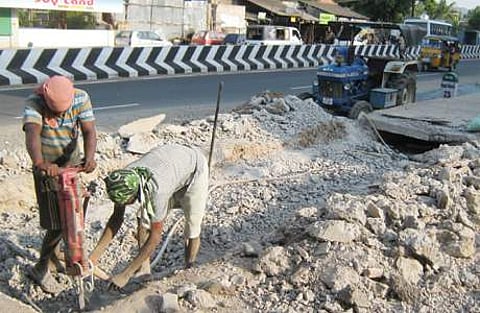 செங்கல்பட்டு ஆர் வி தெரு - ஜிஎஸ்டி சாலை சந்திப்பில் தனியாரால் இடித்து அகற்றப்படும் நெடுஞ்சாலைத் துறையால் கட்டப்பட்ட மழைநீர் கால்வாய் பாலம்.