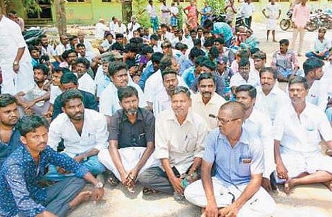 காஞ்சிபுரம் அரசு மருத்துவமனை முன் சாலை மறியலில் ஈடுபட்ட ராஜ்குமார் உறவினர்கள்.