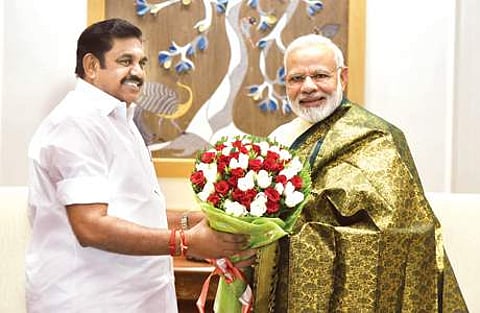 தில்லியில் பிரதமர் நரேந்திரமோடியை புதன்கிழமை சந்தித்து மலர்க்கொத்து கொடுத்து வணக்கம் தெரிவித்த முதல்வர் எடப்பாடி கே.பழனிசாமி.