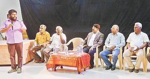 நாடகப் பயிலரங்கு நிறைவு விழாவில் பேசிய திரைப்பட நடிகர் எம்.சண்முகராஜா.