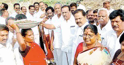 மாதிரியம்மன் கோயில் குளம் தூர்வாரும் பணியை தொடங்கி வைத்த சட்டப்பேரவை உறுப்பினர் க.சுந்தர்.