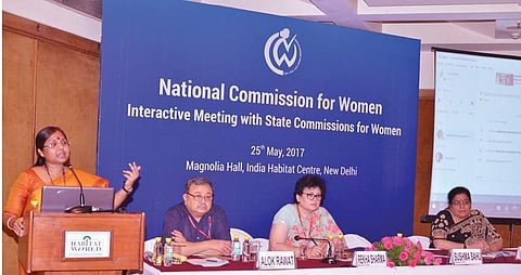 தேசிய மகளிர் ஆணையம் சார்பில் தில்லியில் வியாழக்கிழமை நடைபெற்ற கூட்டத்தில் பேசுகிறார் ஆணையத்தின் உறுப்பினர் சுஷ்மா சாஹு. உடன், தேசிய மகளிர் ஆணையத்தின் தலைவர் லலிதா குமாரமங்கலம், உறுப்பினர்கள் அலோக் ராவ