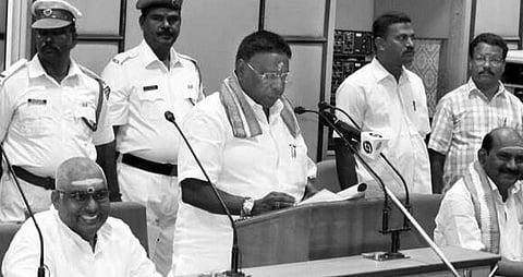 புதுச்சேரி சட்டப்பேரவையில் வியாழக்கிழமை நிகழாண்டுக்கான பட்ஜெட்டை தாக்கல் செய்த முதல்வர் வி.நாராயணசாமி.