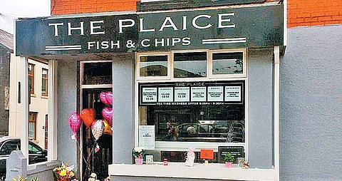 மான்செஸ்டர் நகரில் நிகழ்த்தப்பட்ட தற்கொலைத் தாக்குதலில் உயிரிழந்த 8 வயதுச் சிறுமி ஸாஃபி ரோஸ் ரூúஸாவுக்கு அஞ்சலி செலுத்தும் விதமாக, அவளது தந்தையின் உணவகத்துக்கு வெளியே குவிந்த மலர்க்கொத்துகள்.