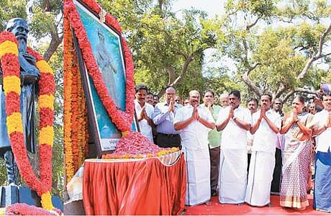 தமிழறிஞர் கால்டுவெல் 203-ஆவது பிறந்தநாளை முன்னிட்டு சென்னை பல்கலைக்கழக வளாகத்தில் அமைந்துள்ள அவரது சிலைக்கு தமிழக அரசின் சார்பில் மரியாதை செலுத்திய அமைச்சர்கள் டி.ஜெயக்குமார், பி.பெஞ்சமின்,