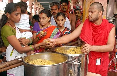 எங்கு, எப்போது, என்னென்ன பிரசாதம் கிடைக்கும்? சமூக வலைத்தளத்தைக் கலக்கும் டேட்டாபேஸ்!